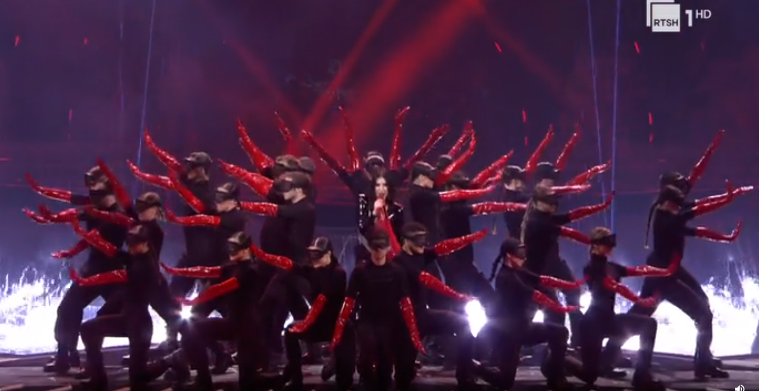 Nis finalja e Eurovision 2022 mes emocioneve dhe surprizave! Laura Pausini dhe Mika dhurojnë spektakël