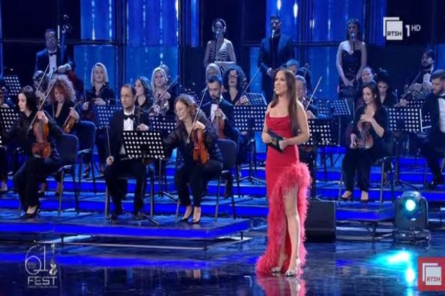Nata e tretë e Fest 61, nis televotimi për fituesin e Eurovision/ Të gjithë duke kënduar 16 hitet e muzikës shqiptare