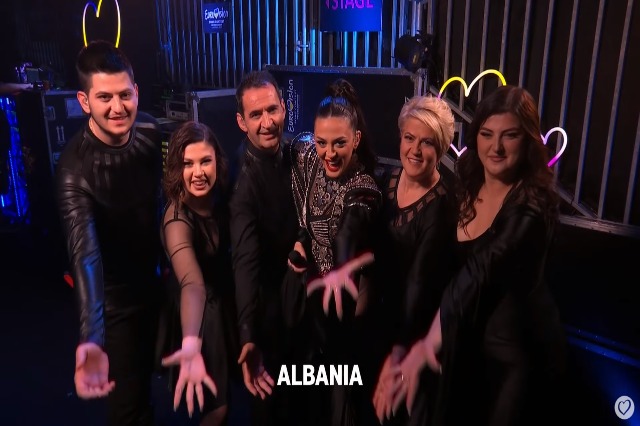 Tradita shqiptare “pushton” skenën e Eurovision 2023, Albina dhe Familja Kelmendi shkëlqejnë në finale 