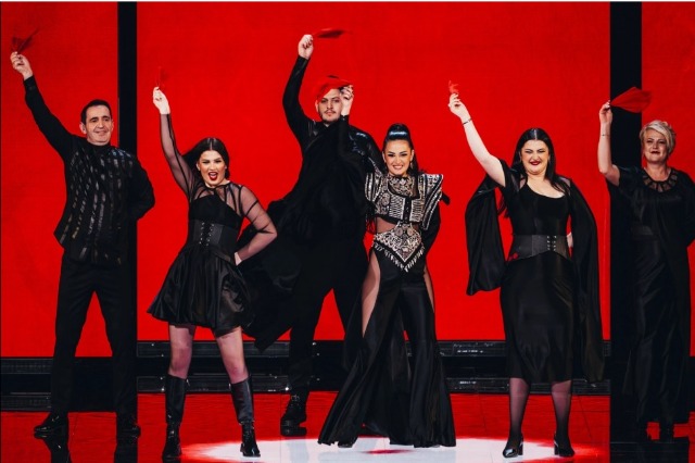 "Duje" ndez skenën e Eurovizion 2023! Albina dhe Familja Kelmendi shkëlqejnë me performancën e tyre